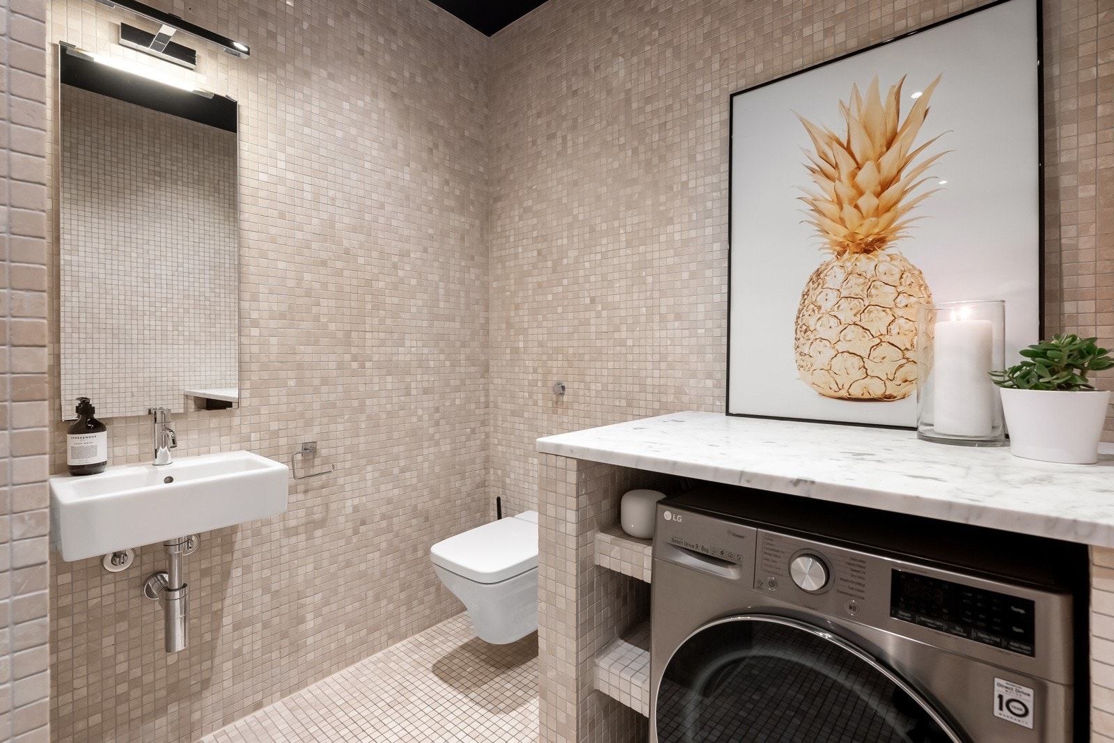 Egen sone med toalett, ekstra vask og opplegg for vaskemaskin samt oppbevaring. Galleribilde