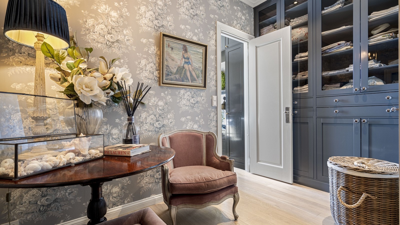 Mellom entréen og soverommet er det en hyggelig mellomgang/ forstue med stor innredning plassbygget av Grindberg. Galleribilde