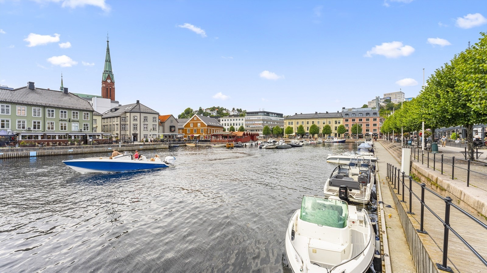 Et steinkast unna ligger pollen/ sentrum med en rekke restauranter og butikker. Galleribilde