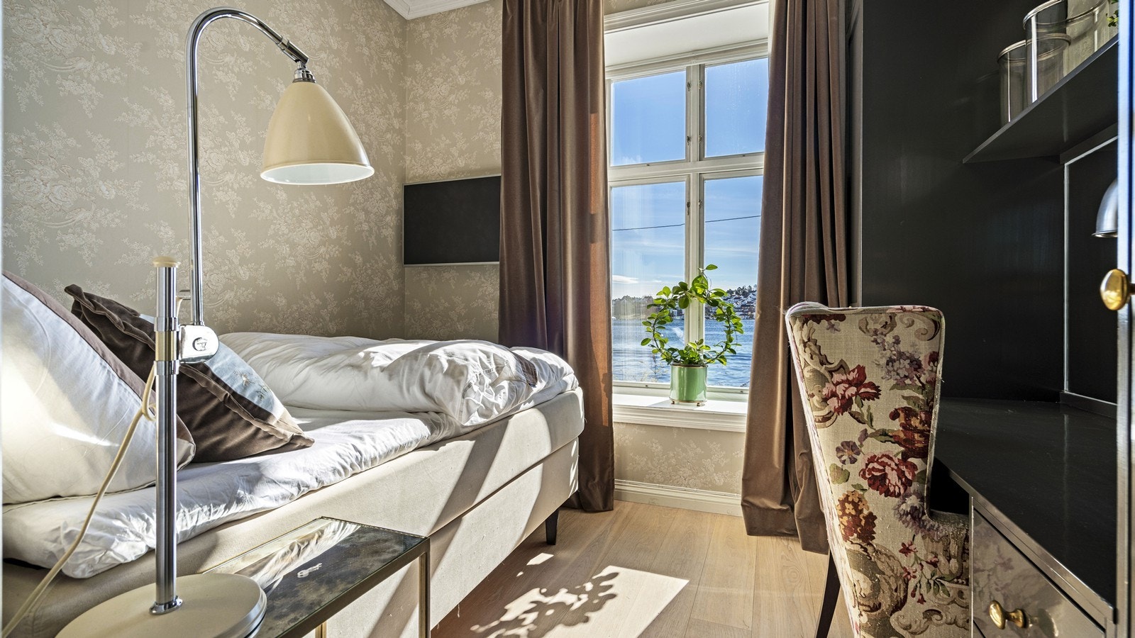 Rommet er effektivt innredet og har fin garderobeløsning med pult levert av Grindberg. Opplegg for tv på vegg. Galleribilde