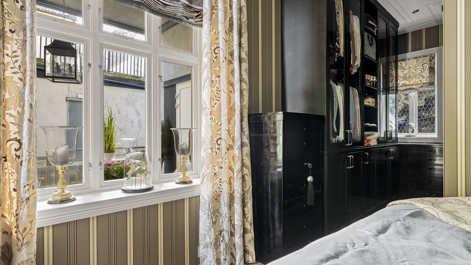 Soverommet vender mot bakgård og har flott plassbygget innredning fra Grindberg. Galleribilde