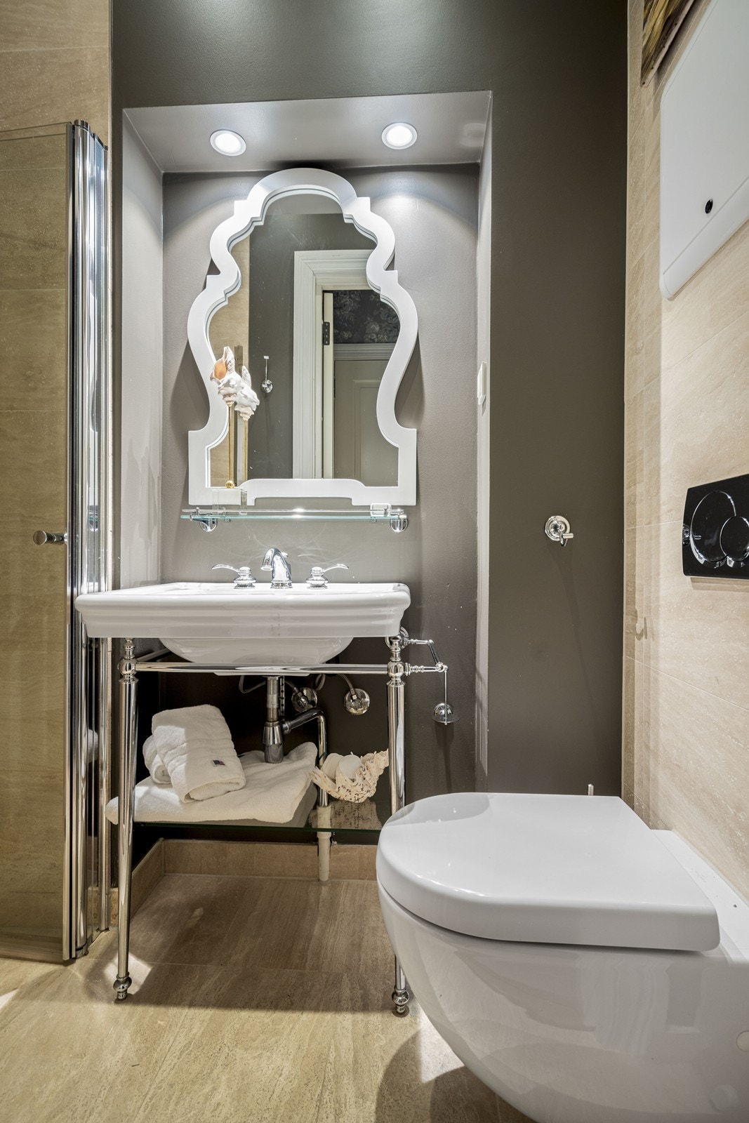 Badet har flott innredning fra Fired Earth, vegghengt wc og dusjnisje. Galleribilde