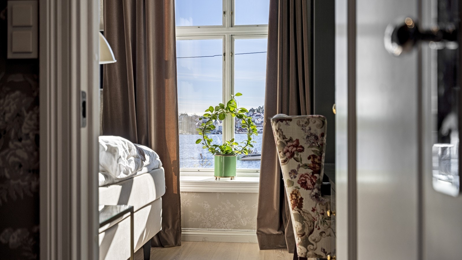 Fra soverommet er det nydelig utsikt mot byfjorden. Galleribilde