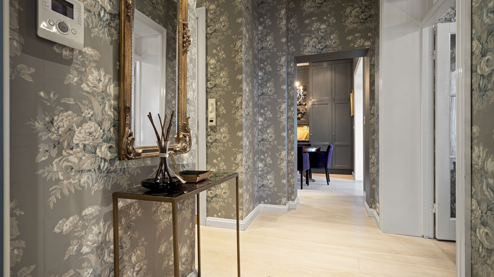 Gangen har stilig tapet fra Ralph Lauren (2016) og vannbåren varme som ellers i leiligheten. Galleribilde