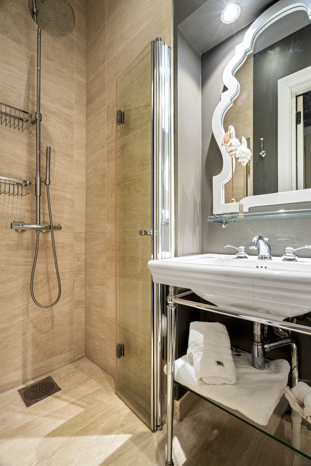 Praktiske foldedører i glass. Galleribilde