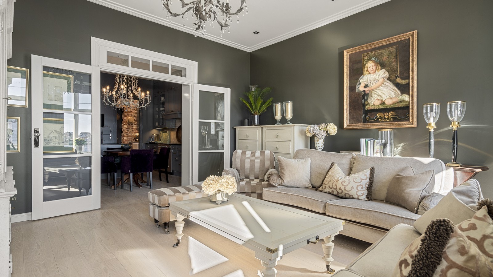 Stuen og kjøkkenet kan separeres med de doble glassdørene. Luftig og god takhøyde opptil ca. 3,05m. Galleribilde