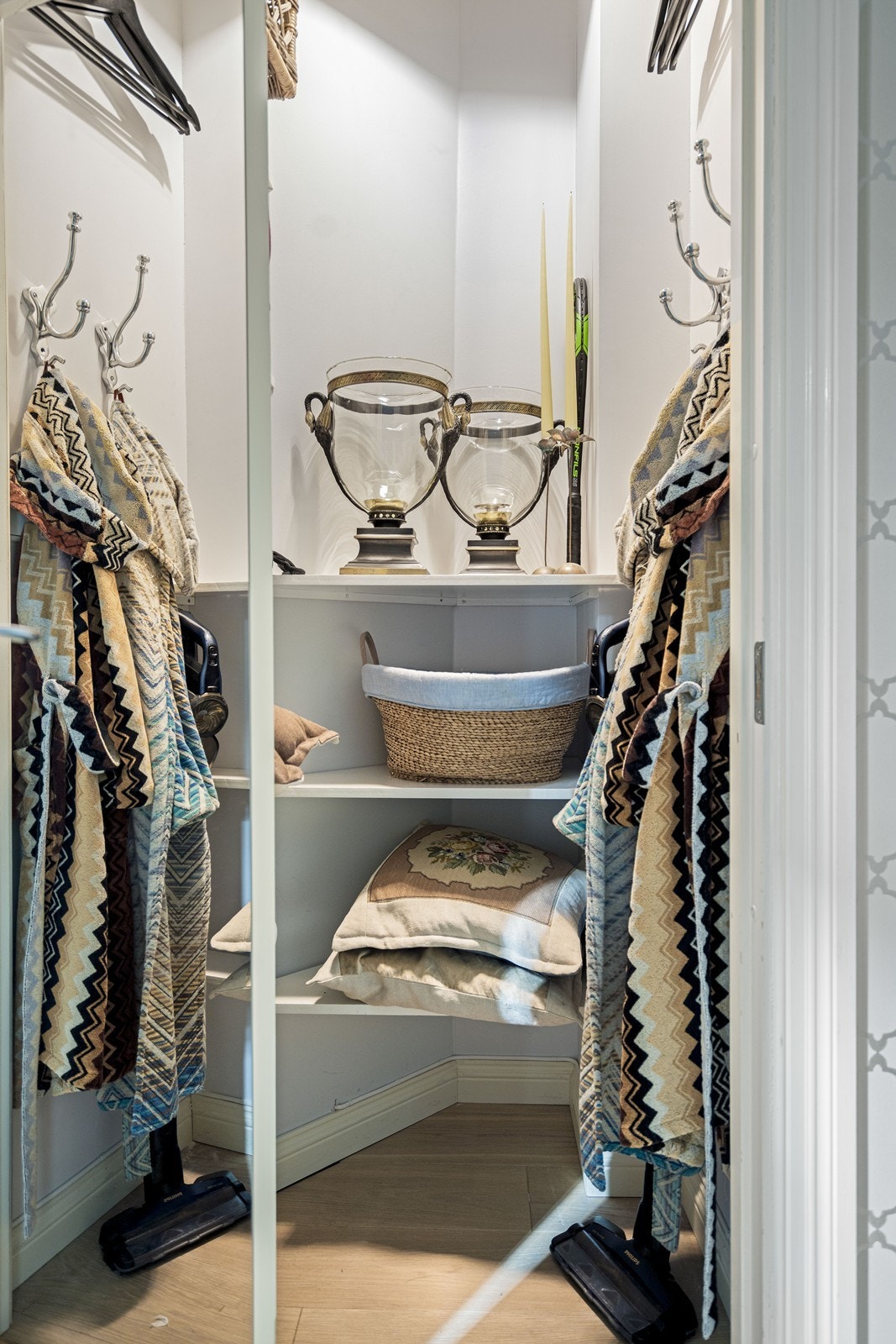 Fra soverommet er det praktisk kott/ bod for oppbevaring. Galleribilde