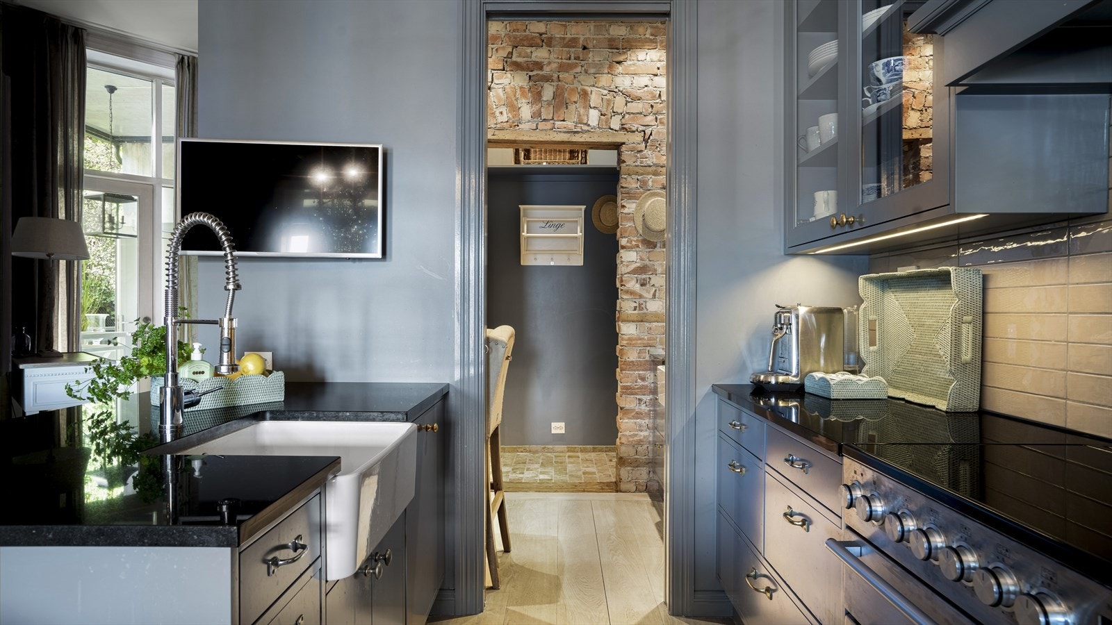 Kjøkkenet er utstyrt med eksklusive hvitevarer, benkeplate i stein, porselensvask, innfelt lys under overskap m.m. Eksklusiv ovn fra Falcon. Galleribilde