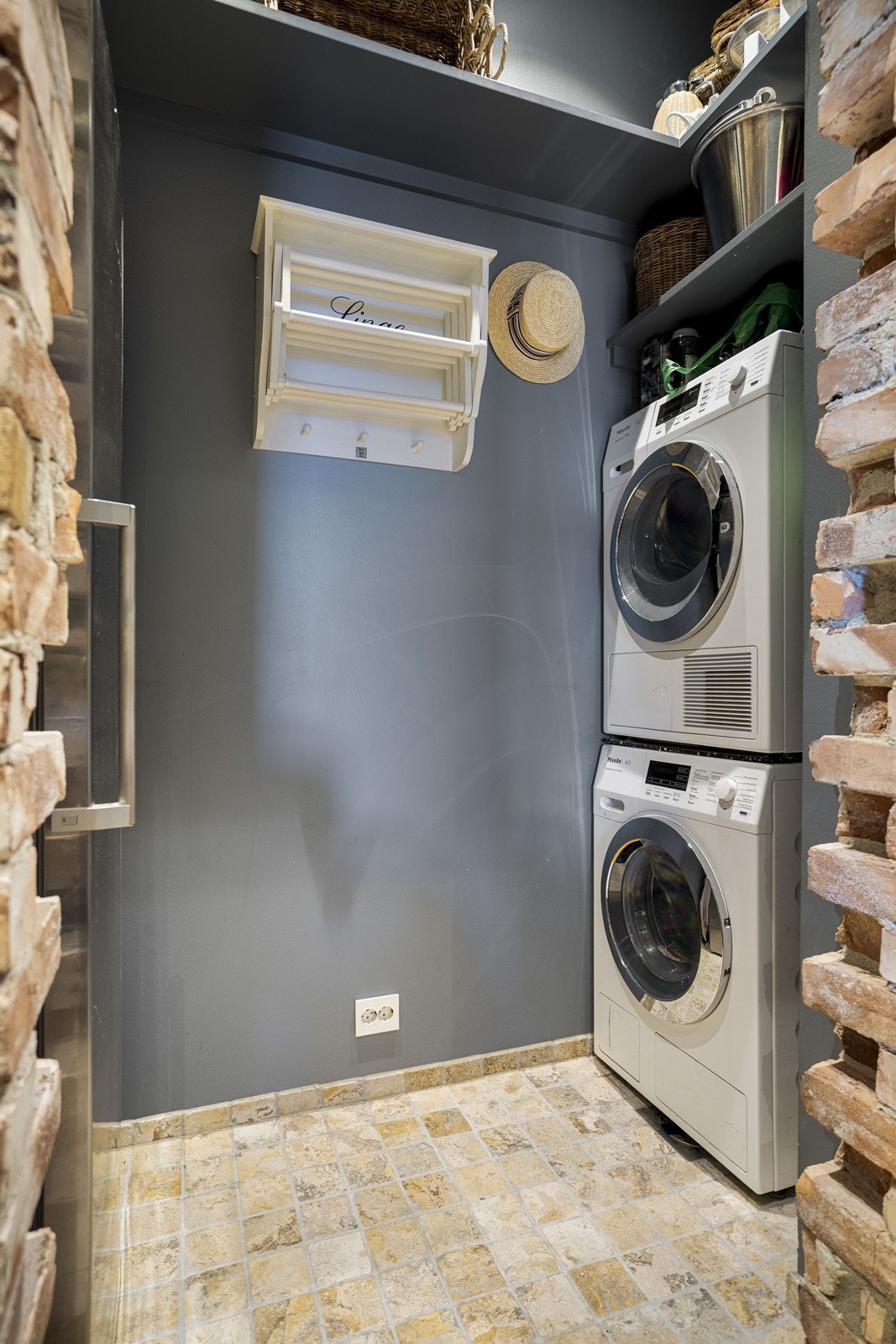 Smart og plasseffektivt vaskerom i enden av rommet. God lagring over hyller (Grindberg) og plass til ekstra kjøleskap/ fryseskap. Galleribilde