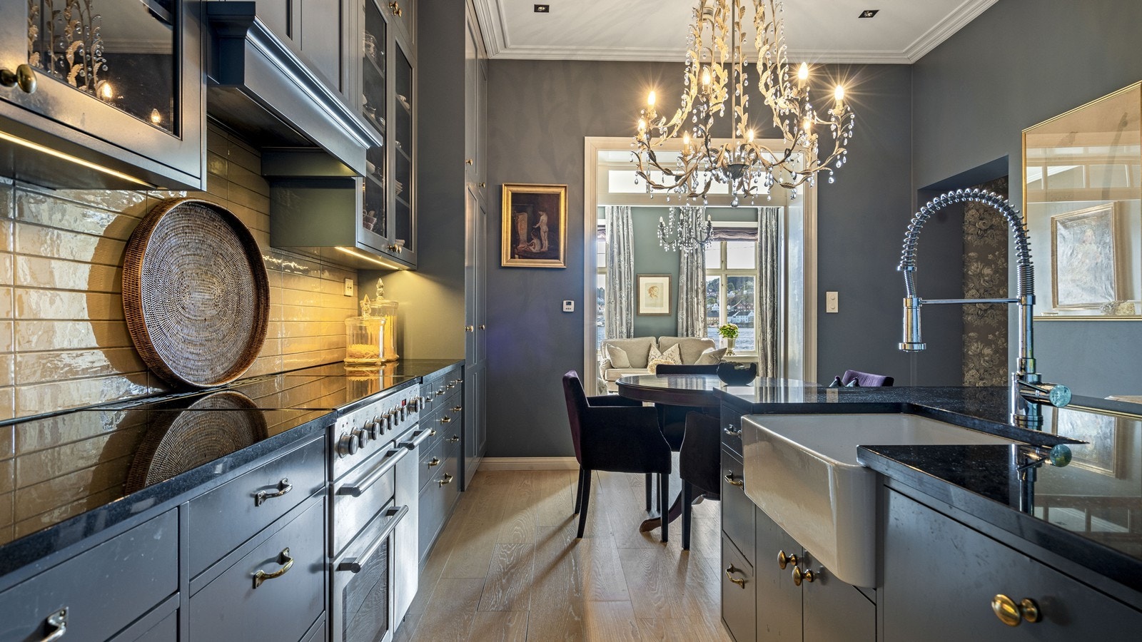 Fra kjøkkenet ser man gjennom stuen og ut til byfjorden og Hisøy. Galleribilde