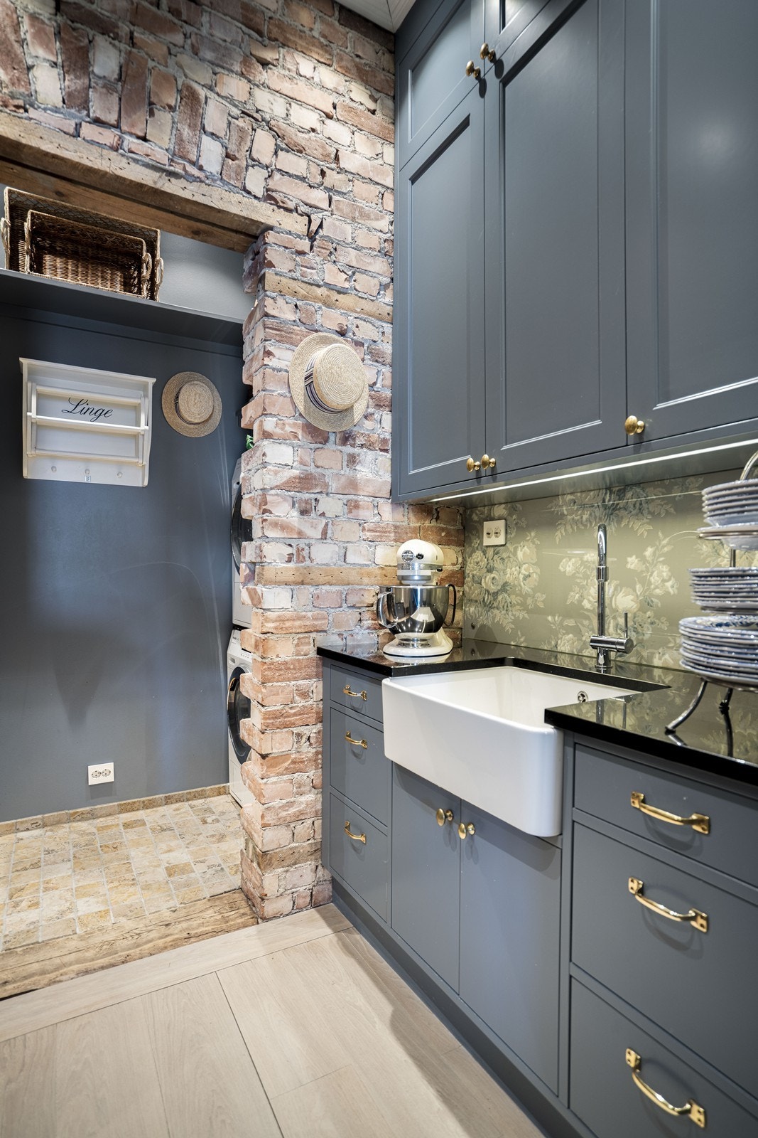 Grovkjøkkenet holder samme kvalitet som hovedkjøkkenet. Praktisk med ekstra vask nært hovedkjøkkenet. Galleribilde