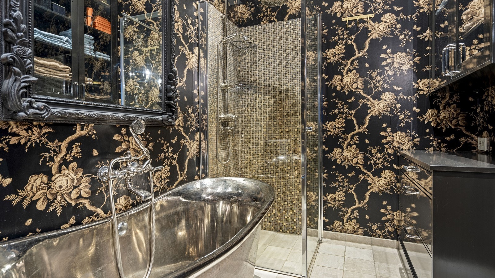 På badet er det godt med oppbevaring i den plassbygde innredning. Galleribilde