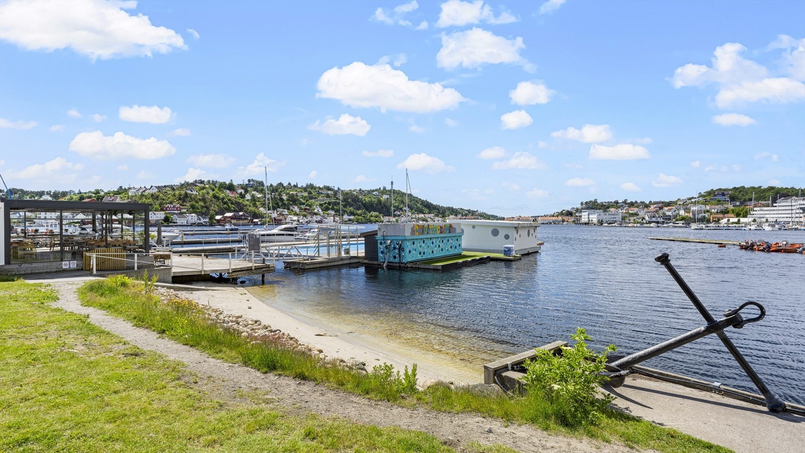 Bystranda og Arendal havn ligger like utenfor leiligheten. Galleribilde