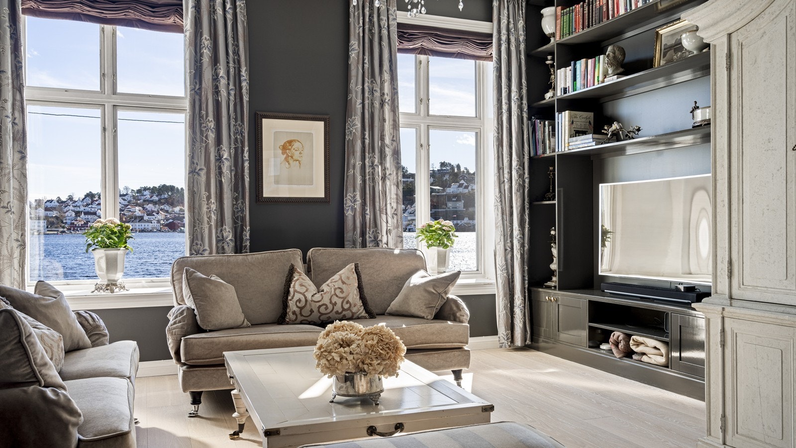 Plassbygget reol levert av Grindberg, tilpasset tv og media. Galleribilde