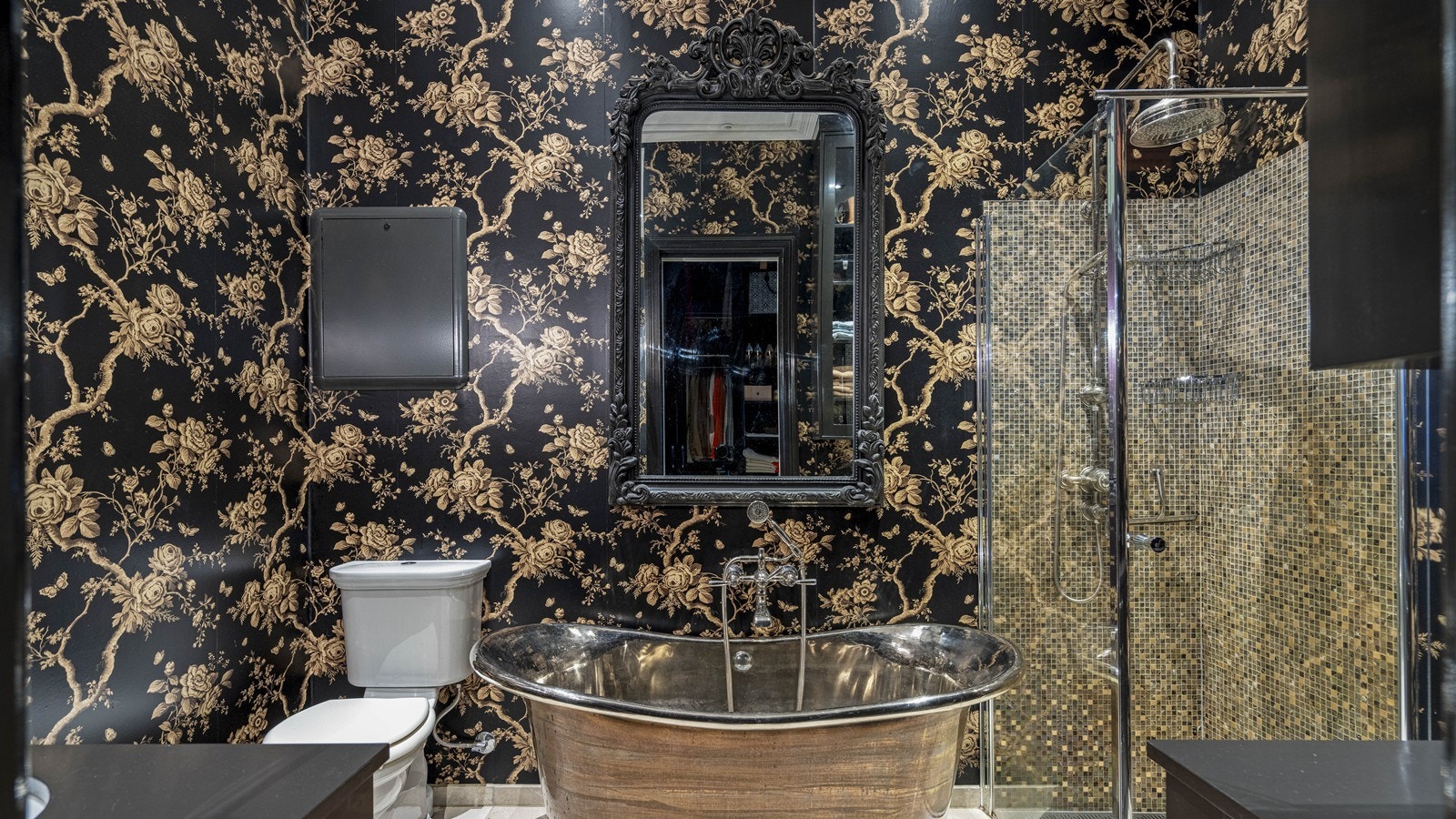 Lekkert og gjennomført bad fra 2016 med badekar av kobber fra Fired Earth og dusjhjørne med pent armatur. Galleribilde