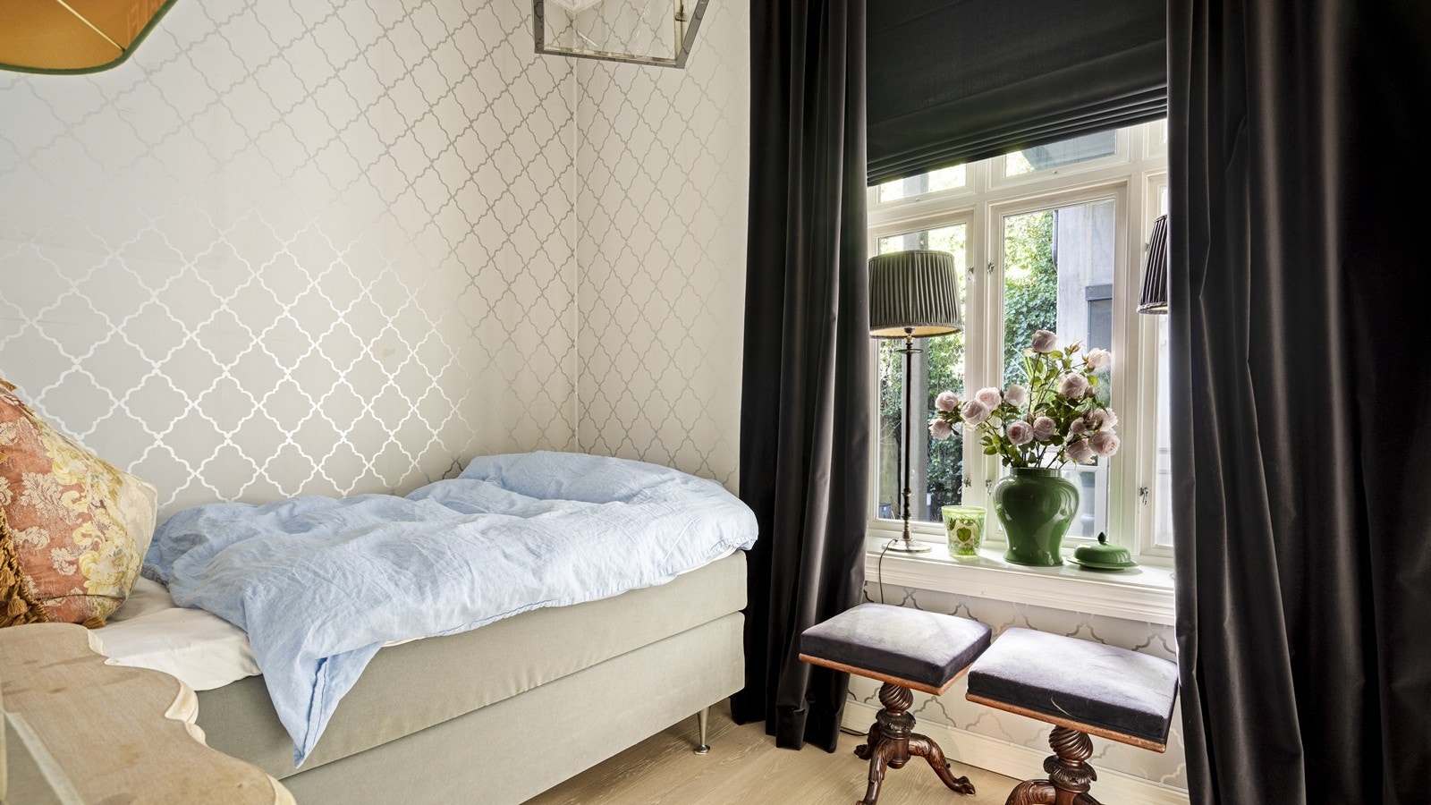 Det siste soverommet vender også mot bakgården og har stort flott vindu som gir godt med lys. Galleribilde