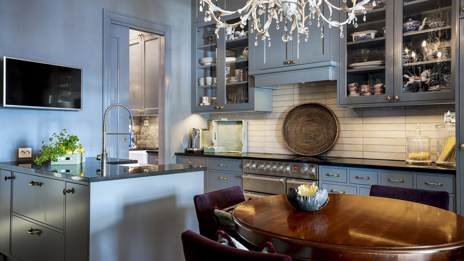 Kjøkkenet er plassbygget og har svært gode løsninger og rikelig med oppbevaring. Galleribilde