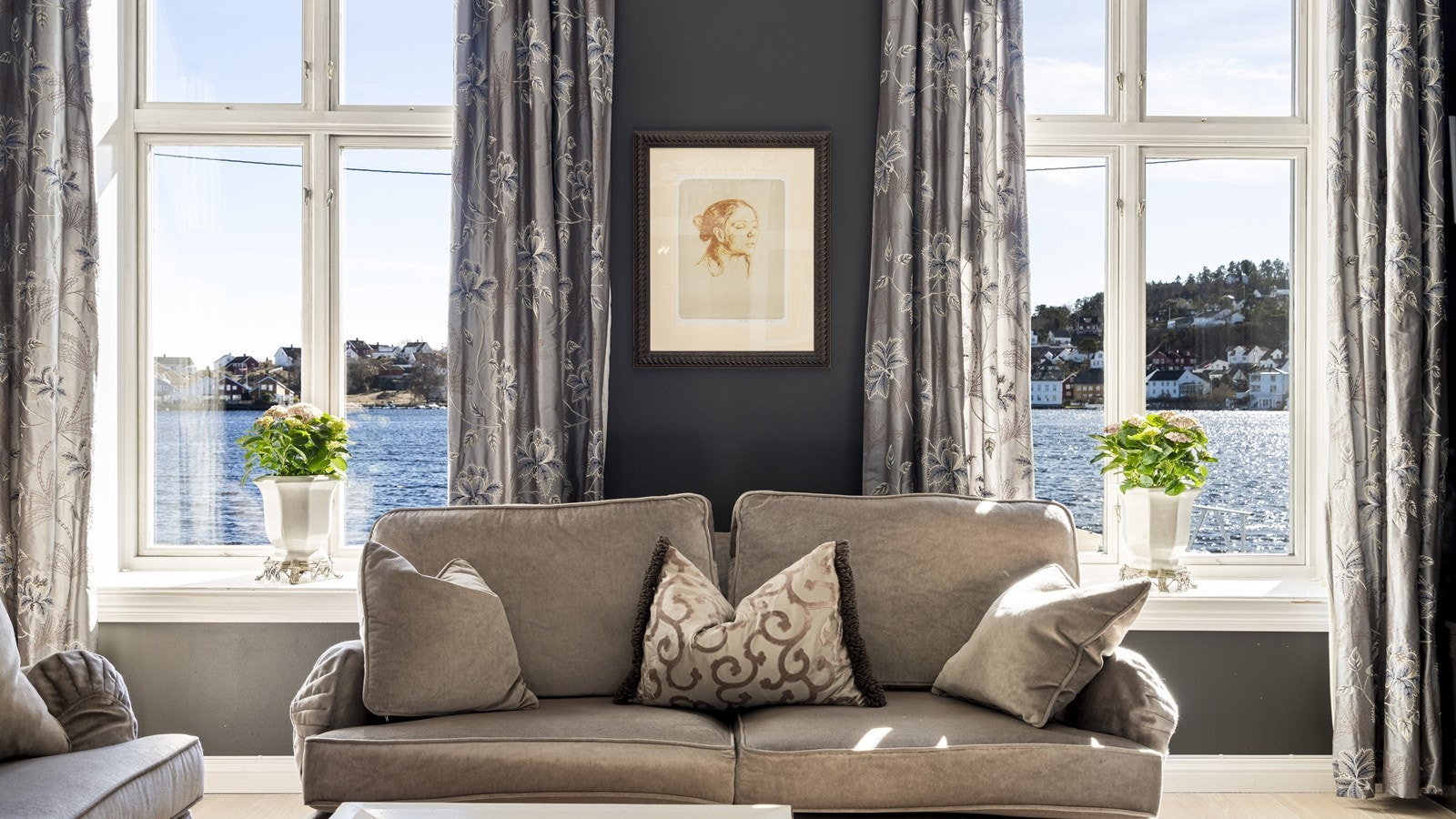 De store bygårdsvinduene gir også godt med naturlig lys til oppholdsrommet. Vinduspostene er dype og gir gode muligheter for utnyttelse. Galleribilde