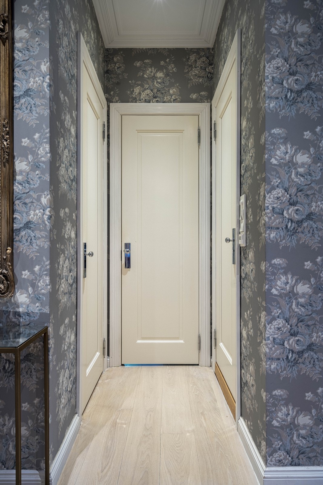 Like ved entréen er det adkomst til praktisk bod, gjestebad og leilighetens siste soverom. Galleribilde