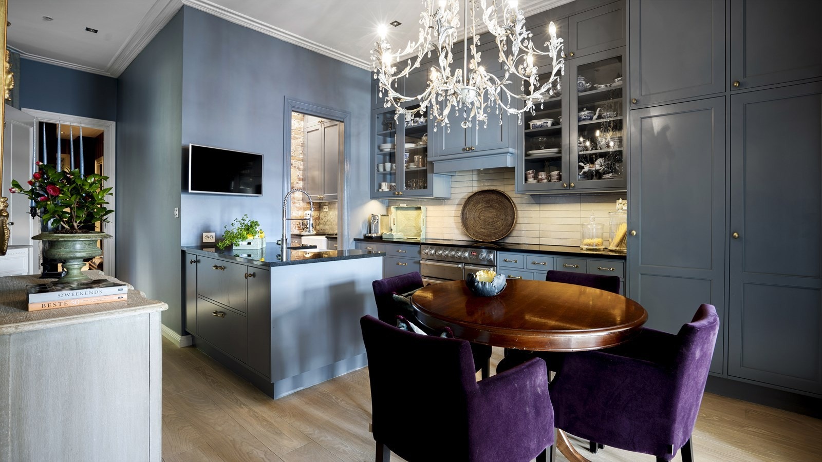 Herskapelig og eksklusivt kjøkken fra Vegårshei trevare - dette er hjertet i leiligheten. Galleribilde