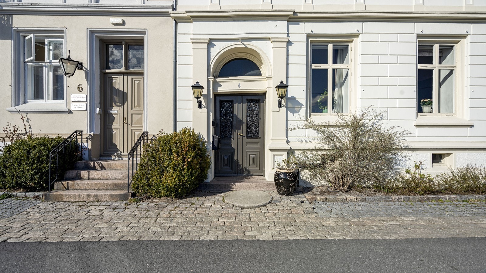 Den ærverdige bygården har en flott inngangsdør og fin fasade. Galleribilde