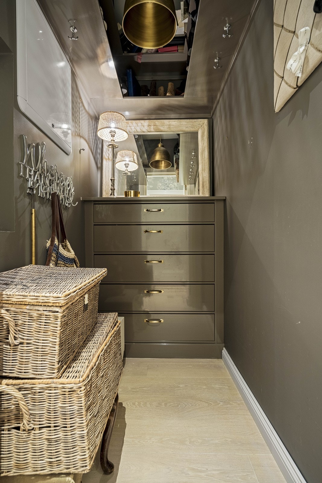 Praktisk garderobe/ bod rett ved entréen. Galleribilde