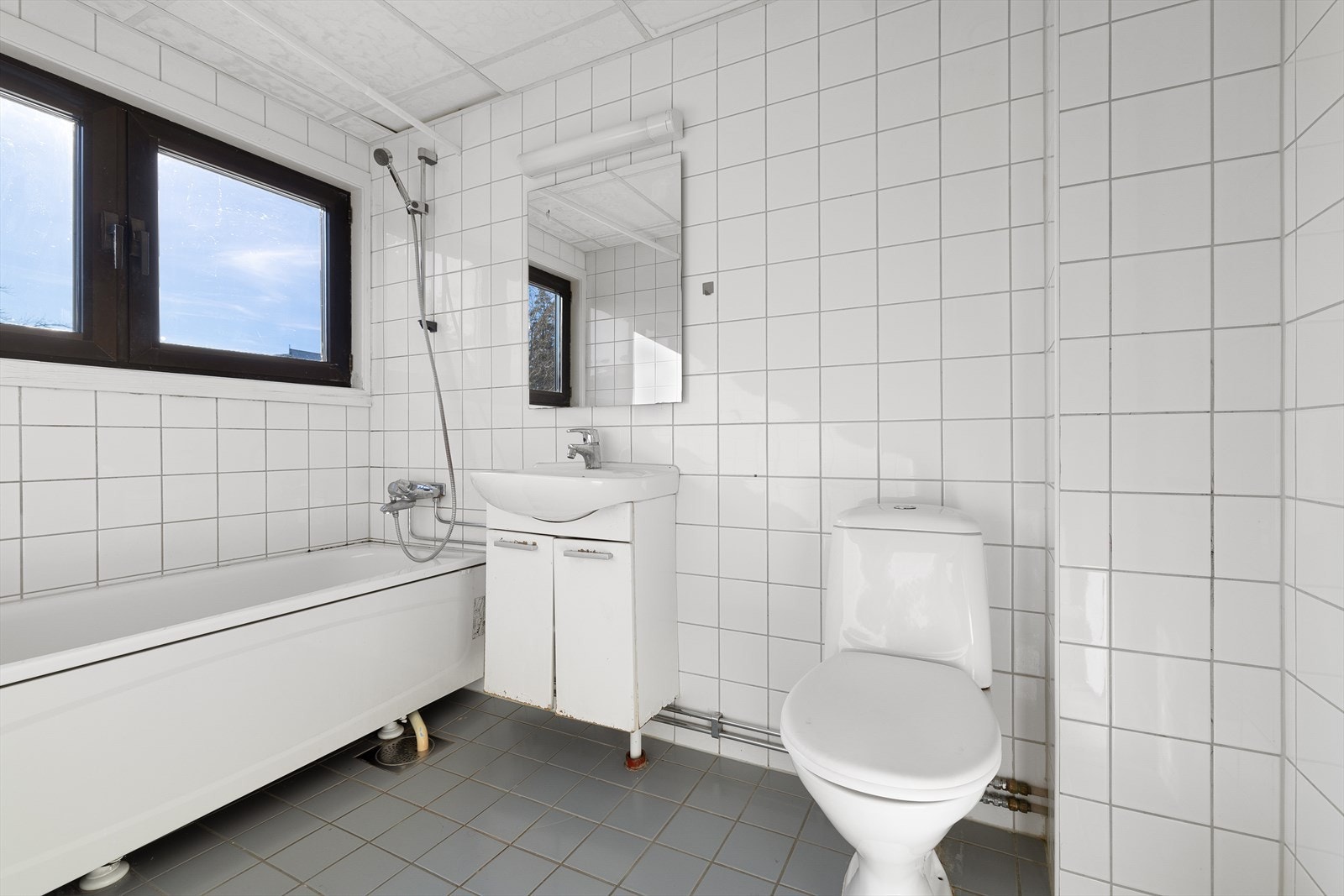 Bad fra 2009 som enkelt kan freshes opp med nytt baderomsmøblement og dusjhørne Galleribilde