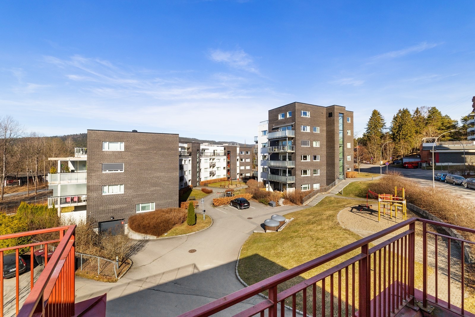 Leiligheten er beliggende i et attraktivt og rolig boligområde med kort vei til marka og sentrum Galleribilde
