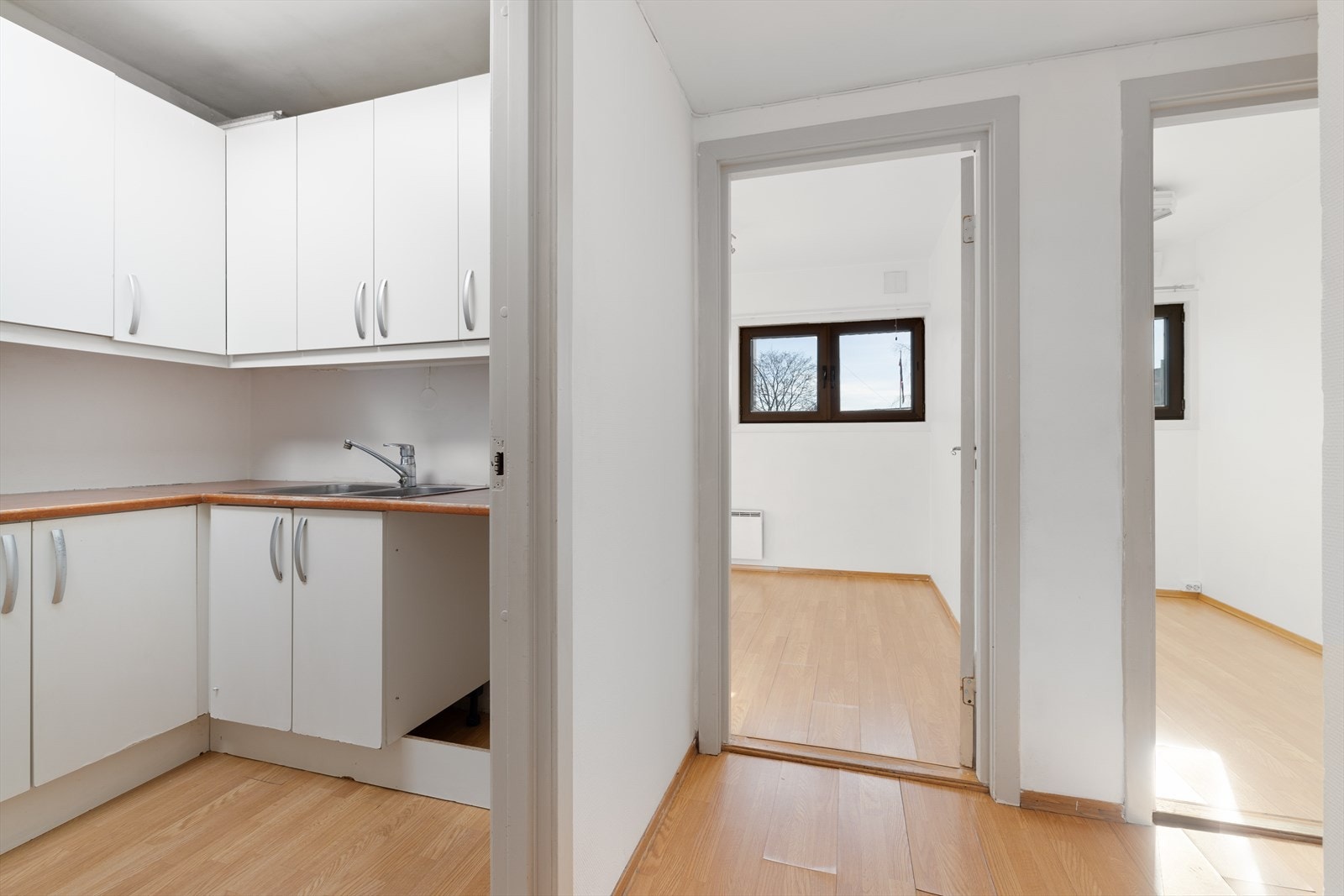 Leiligheten har 2 soverom med plass til seng, nattbod og garderobeløsning Galleribilde