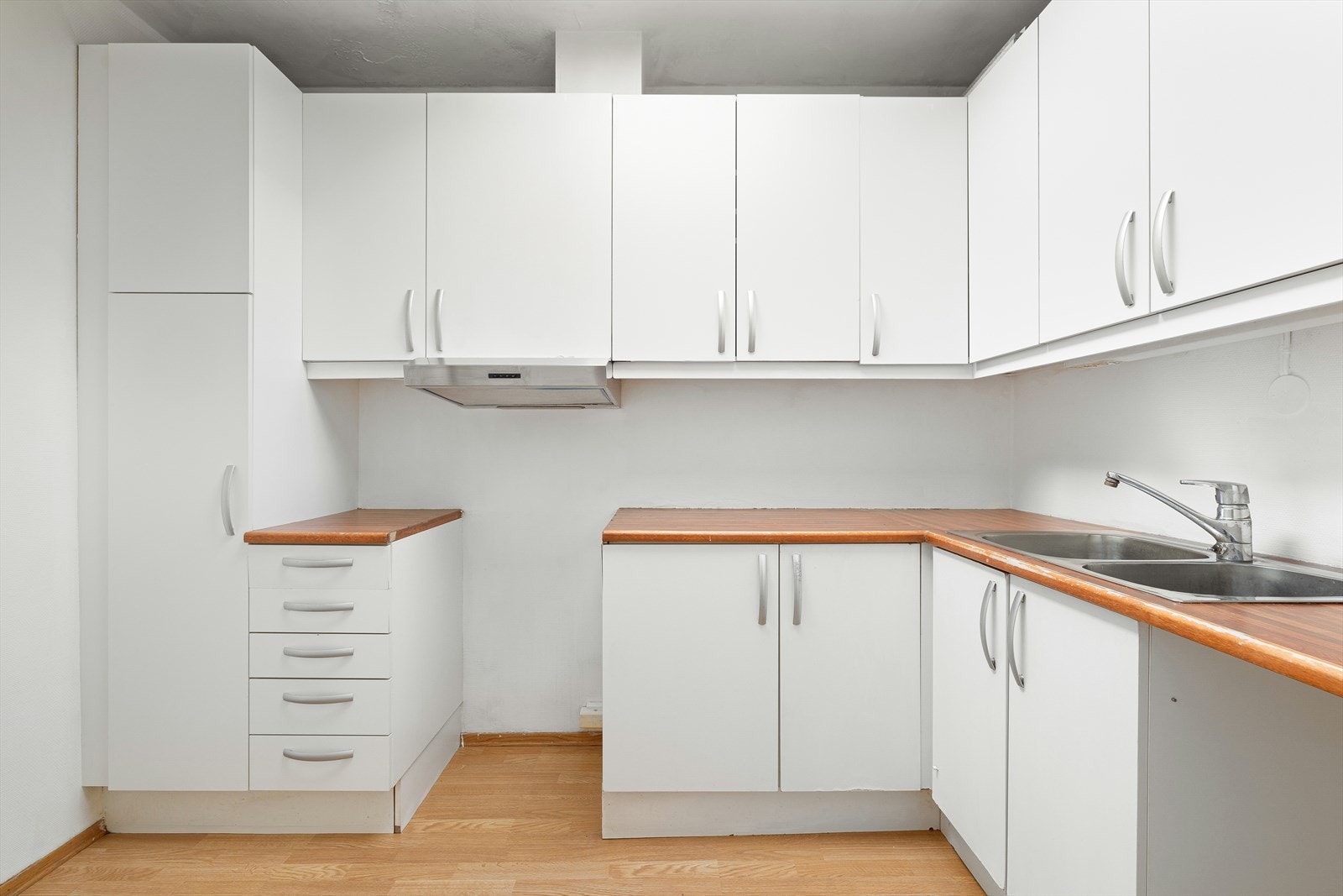 Kjøkken med rikelig skap- og benkplass Galleribilde