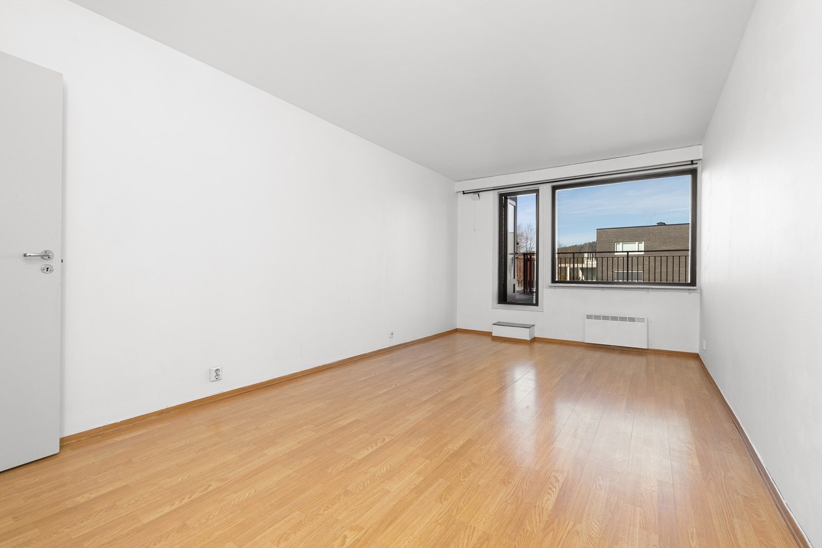 Romslig stue med utgang til terrassen Galleribilde