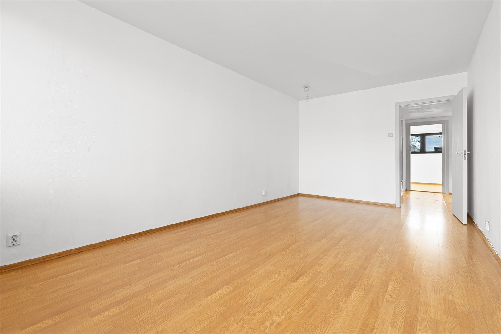 I stuen er det god plass til sofagruppe, spisebord og annet ønskelig møblement Galleribilde