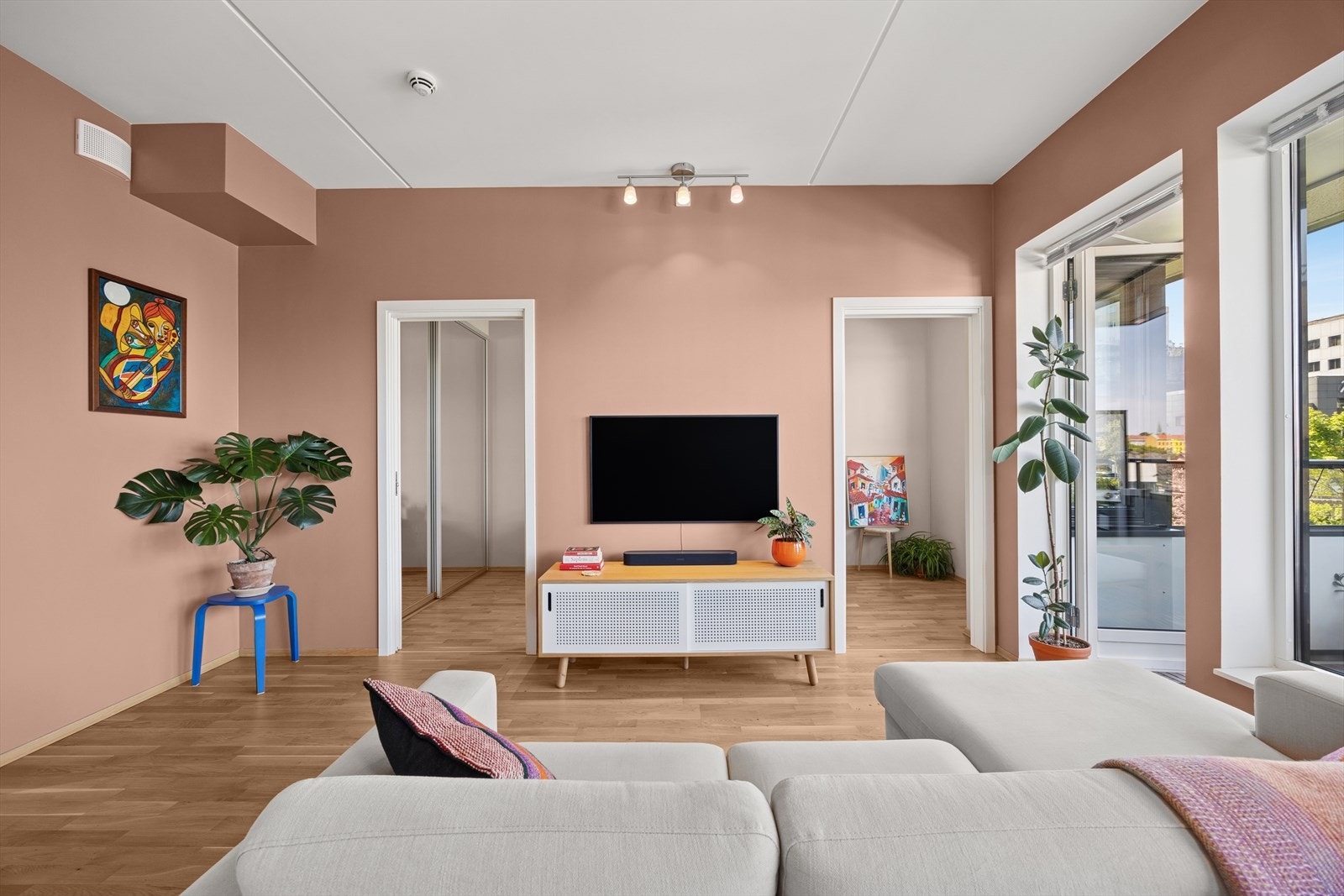 Fra stuen er det to dører til soverommet. Galleribilde