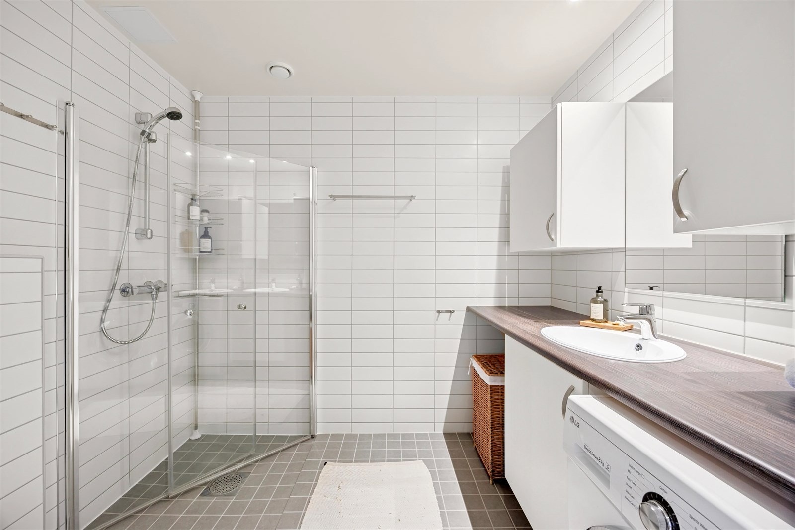 Leiligheten inneholder et delikat flislagt bad med varme i gulv og downlights i tak. Galleribilde