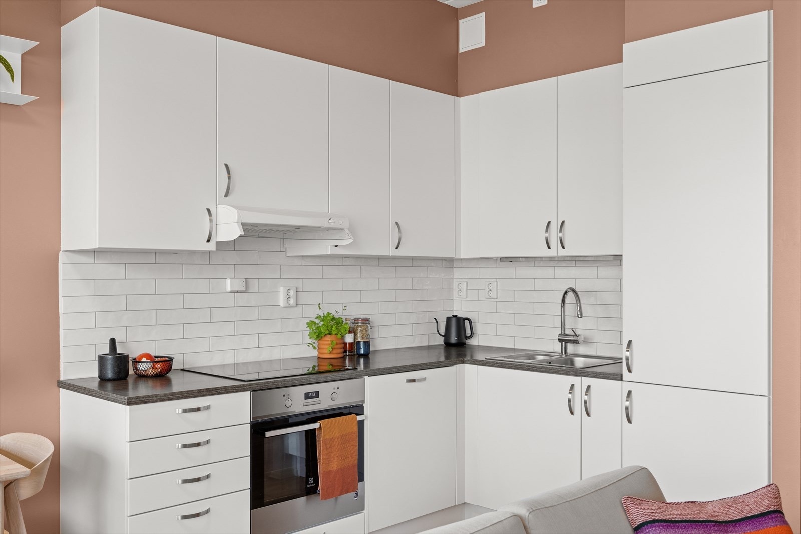 Hvitevarer er integrert og består av stekeovn med platetopp, oppvaskmaskin, og kjøl- og fryseskap. Galleribilde