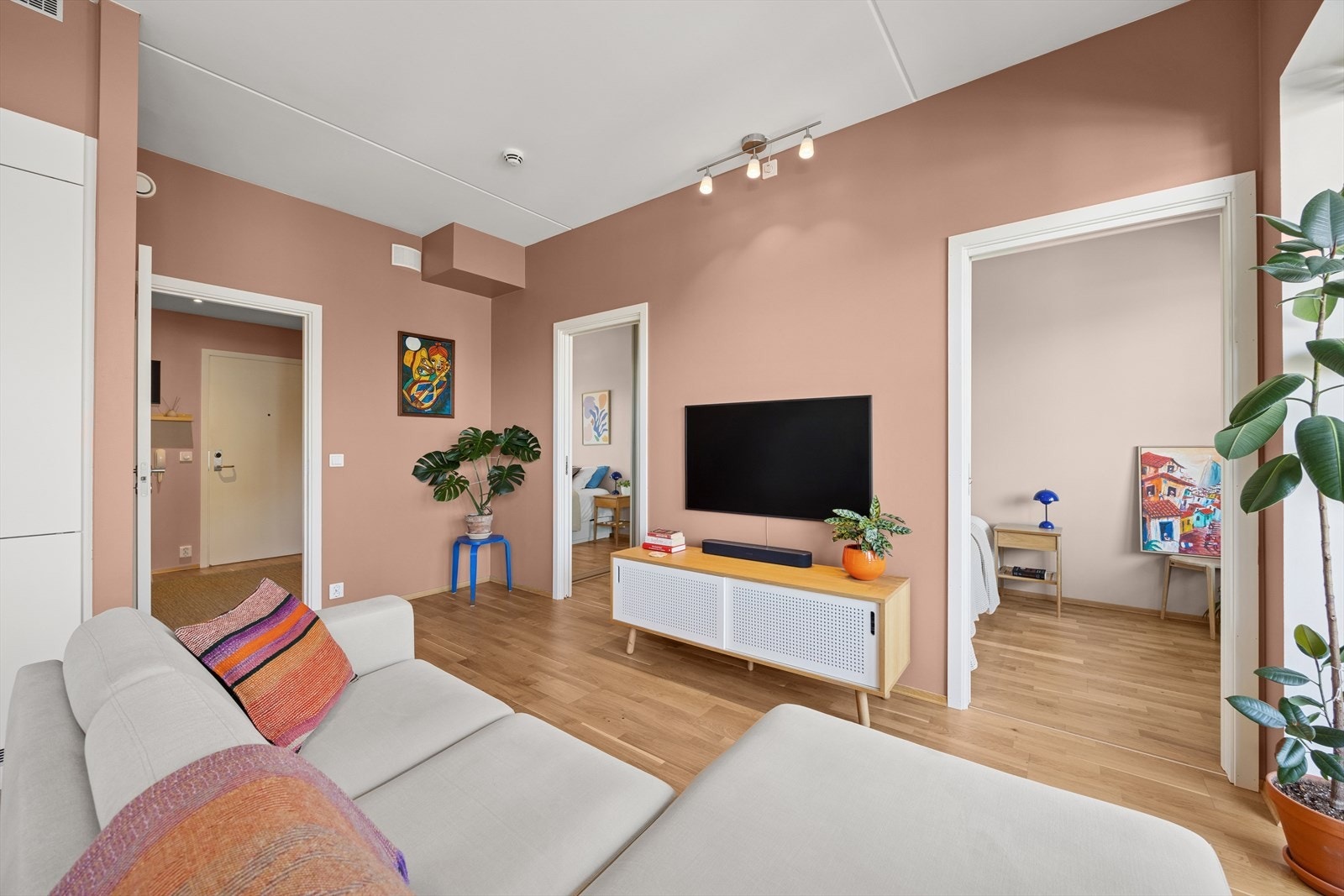 Den åpne løsningen gir god plass for en sofagruppe og spisestue. Galleribilde