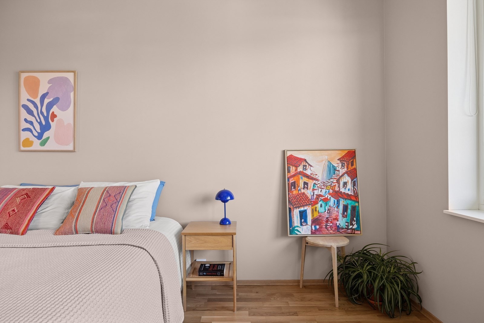 Varme via radiatorer, varmtvann og internett er inkludert i de lave felleskostnadene! Galleribilde