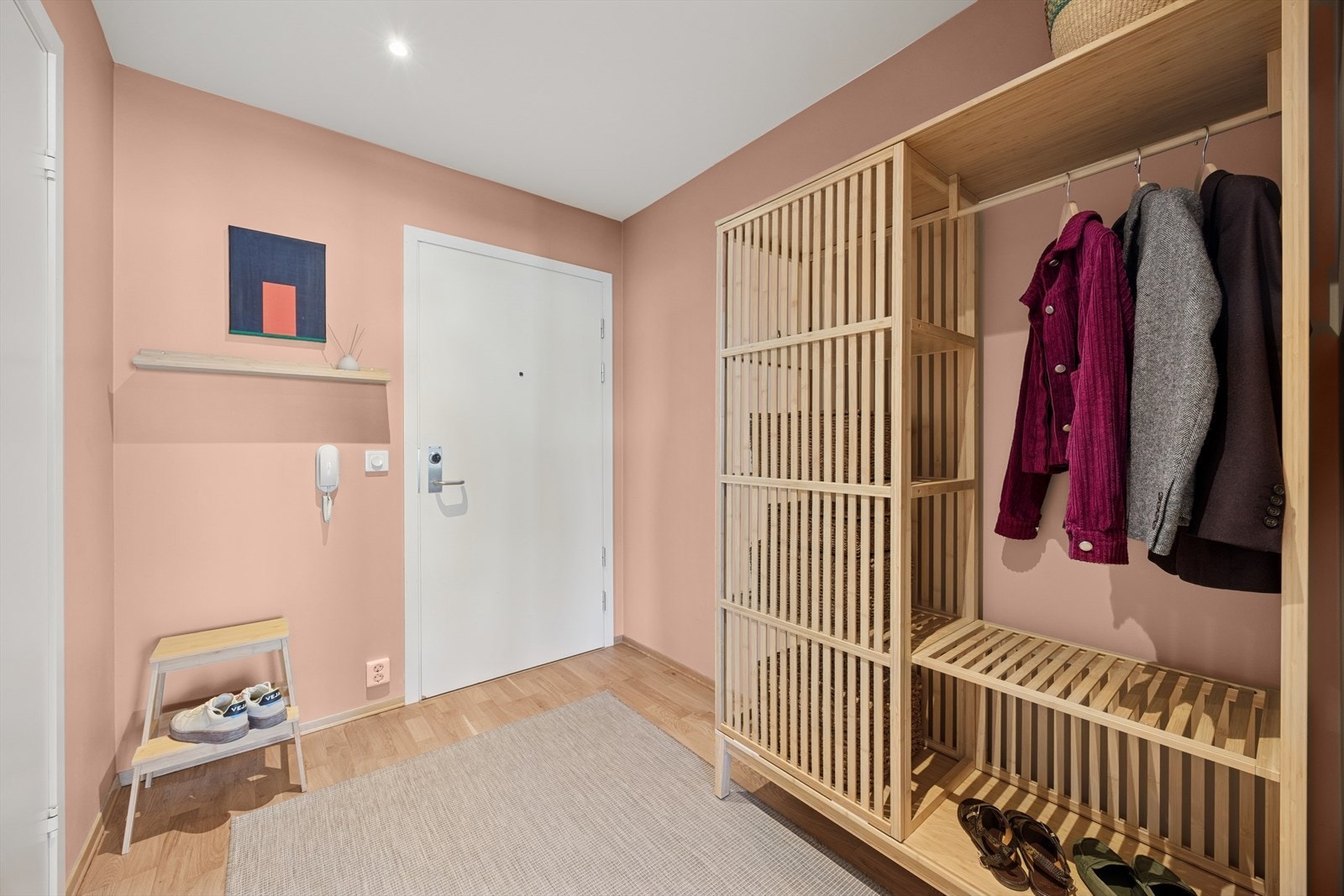 Fra felles inngangsparti er det heisadkomst til 6. etasje, og en innbydende entré ønsker deg velkommen inn. Galleribilde