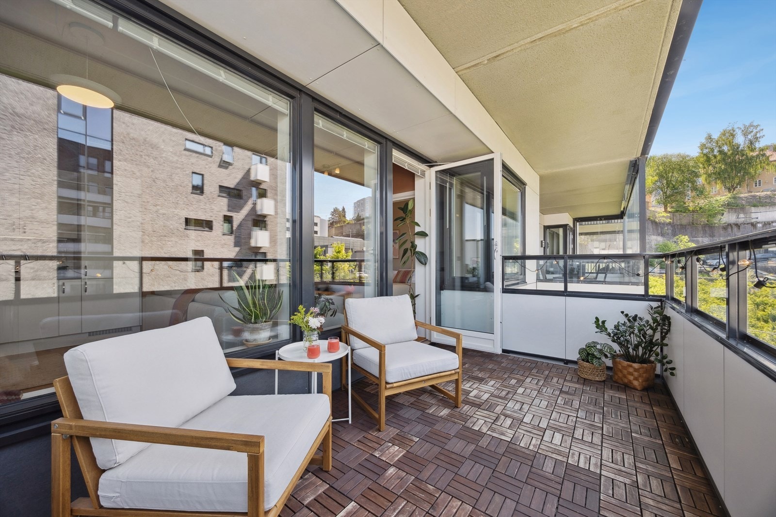 Balkongen er på hele 10 kvadratmeter og har fantastiske solforhold i sommerhalvåret. Galleribilde