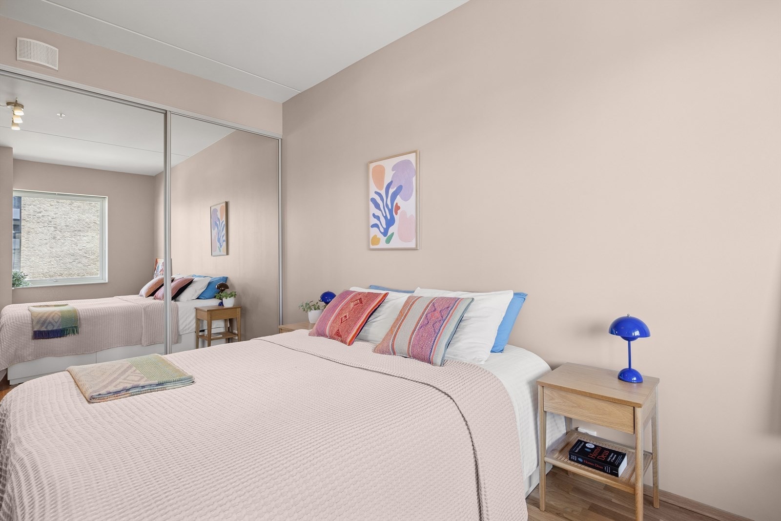 Soverommet har god plass til garderobeskap, dobbelseng og tilhørende møblement. Galleribilde