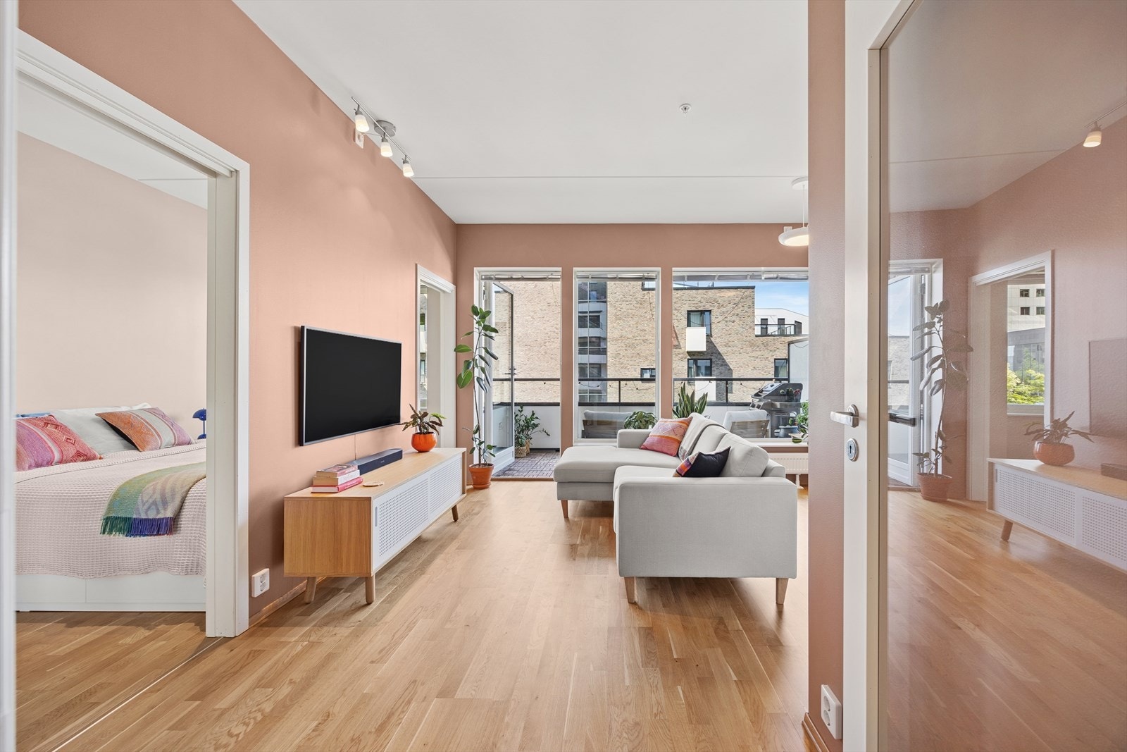 Store vindusflater og den store balkongen bidrar til lys og behagelig atmosfære. Galleribilde