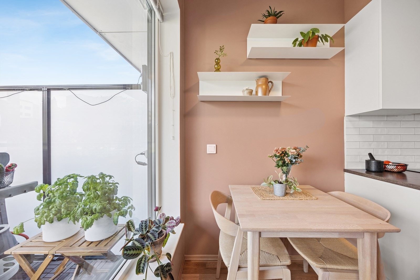 Spiseplass ved kjøkkenet. Galleribilde