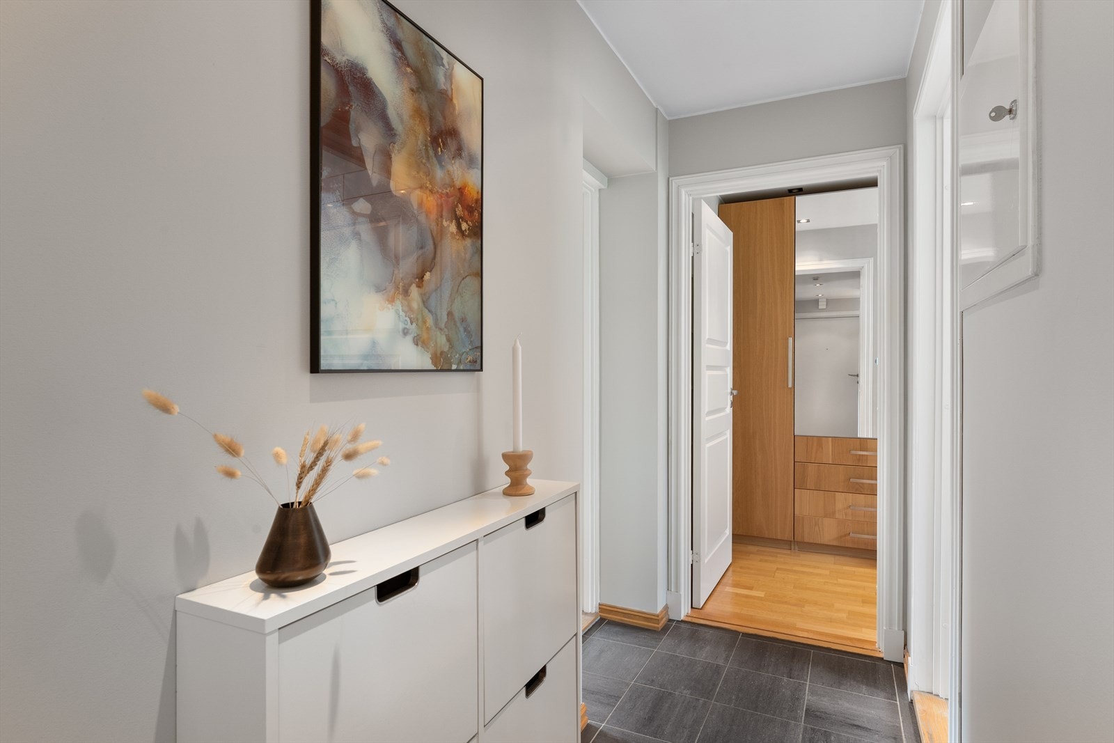 - Flislagt entré på 5,9 m² - Galleribilde