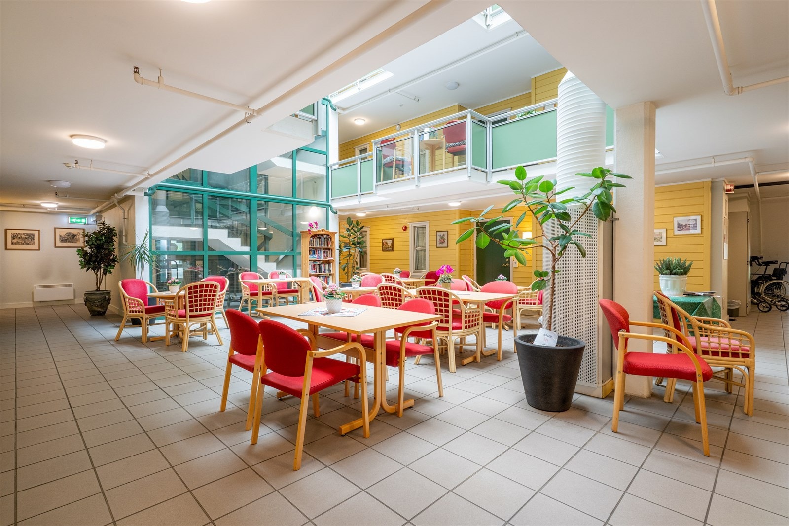 Hyggelig fellesområde med sittegrupper inne i bygget. Galleribilde