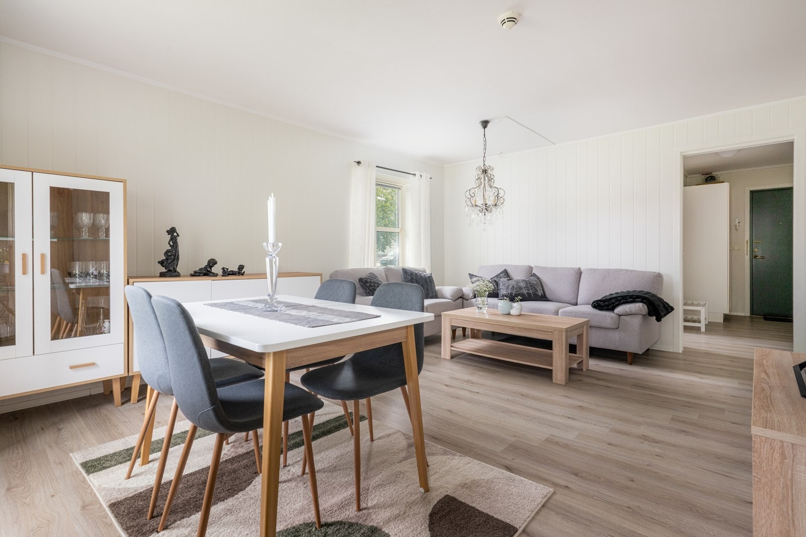 Rommet har laminat på gulvet, mdf-plater på veggene samt malt puss i himling. Borettslagets kabel-tv og internett leveres av Telenor Norge AS og er inkludert i felleskostnader. Galleribilde