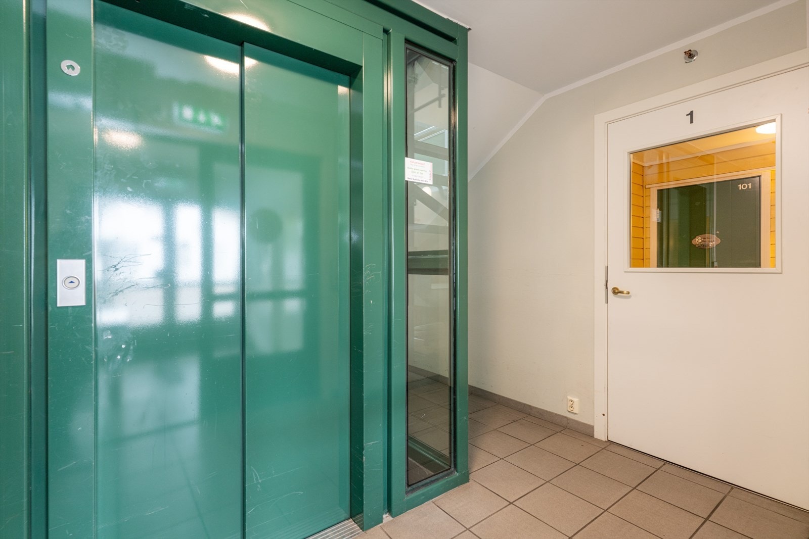 Heis med enkel adkomst i bygget om du skal oppover i etasjene Galleribilde