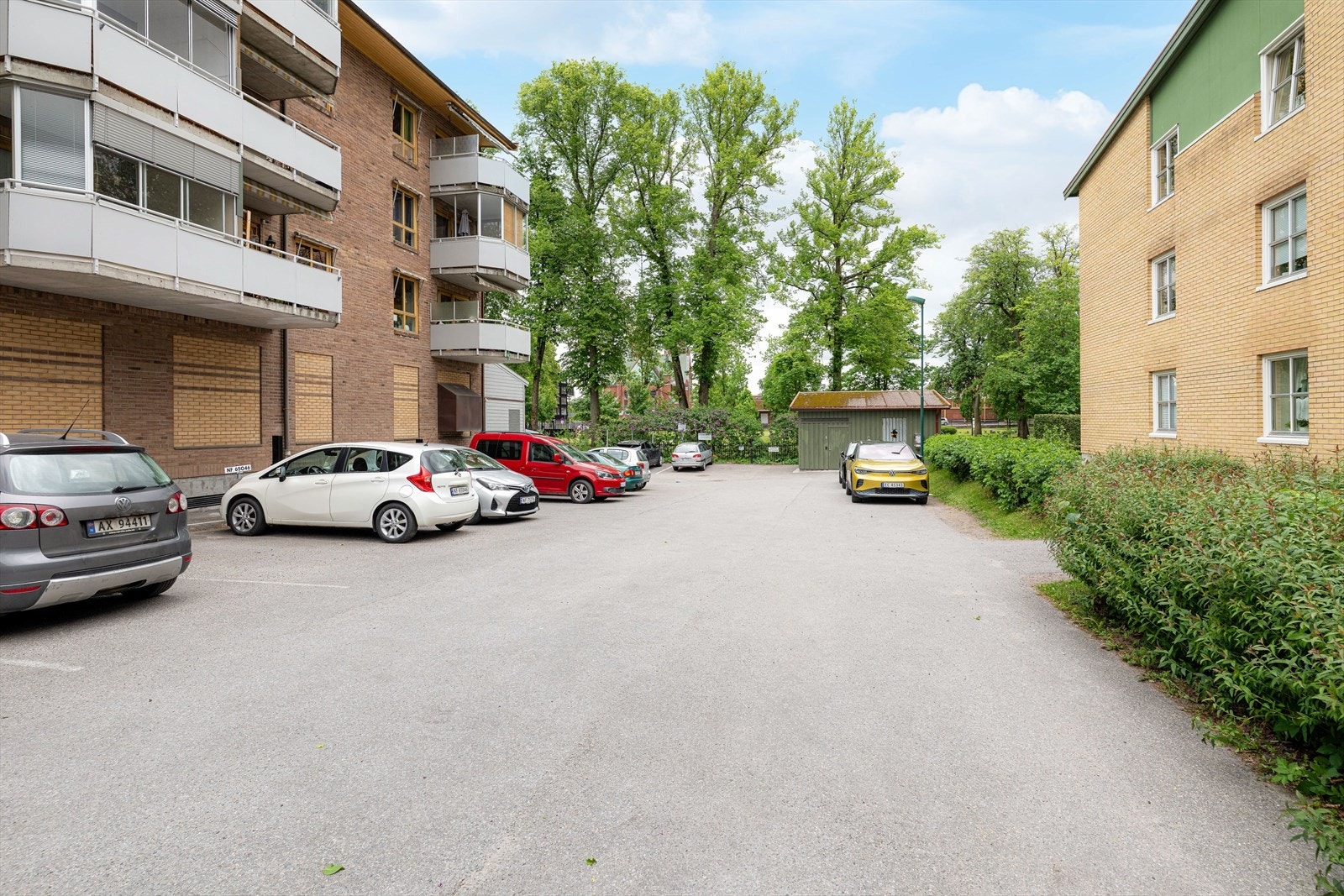 Borettslaget har felles biloppstillingsplasser og det er satt opp ladestasjoner for el-bil Galleribilde