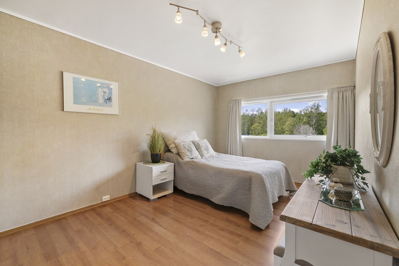 God plass til garderobeskap. Galleribilde