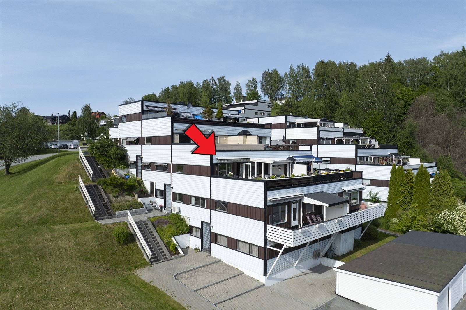 Blokka er fra 1980 med totalt 8 leiligheter, fordelt over 4 leilighetsplan med 2 etasjer i hver leilighet. Ta en trapp opp fra bakkeplan til leiligheten. Galleribilde