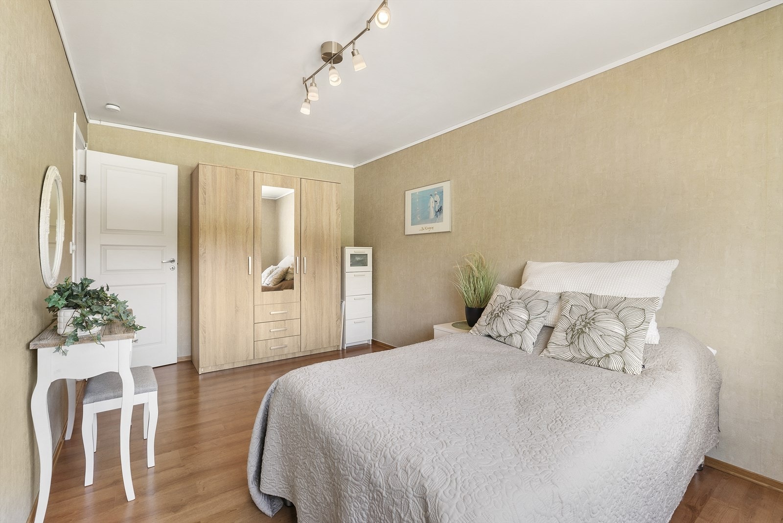 Stort og innbydende hovedsoverom. Galleribilde